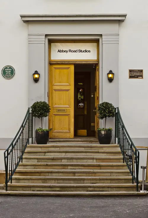L’entrée des studios. Aucune plaque, aucun logo : le bâtiment est resté volontairement discret.