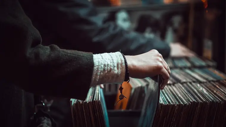 Fouiller un bac à disques : le geste par lequel la plupart des gens ont rencontré ces treize albums, et qui n’a pas changé depuis 1963.