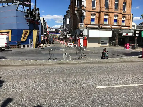 La Beatles-Platz, inaugurée en 2008 à l’angle de la Reeperbahn et de la Große Freiheit : une place circulaire noire, dessinée comme un disque vinyle.