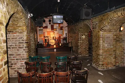 La reconstitution du Cavern Club à l’intérieur du musée : la cave d’origine ayant été comblée, il a fallu la rebâtir deux fois.