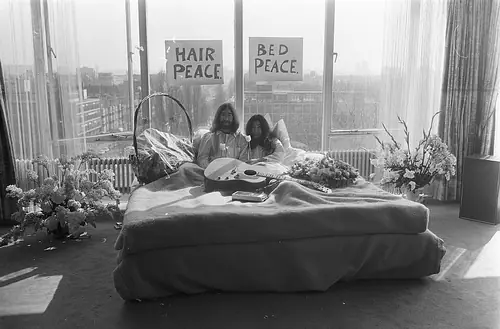 Amsterdam, mars 1969. Le militantisme pacifiste de Lennon commence pendant la période où il est encore, de son propre aveu, un homme violent.