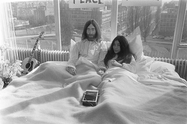 John Lennon et Yoko Ono au Hilton d’Amsterdam, 25 mars 1969 : sept jours de lit ouvert à la presse, pendant que le groupe existe encore.