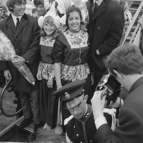 Le groupe coiffé de bonnets de Volendam, 1964.