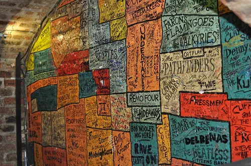 Le mur des briques gravées, dans Mathew Street : chaque brique porte le nom d’un groupe passé par le club.