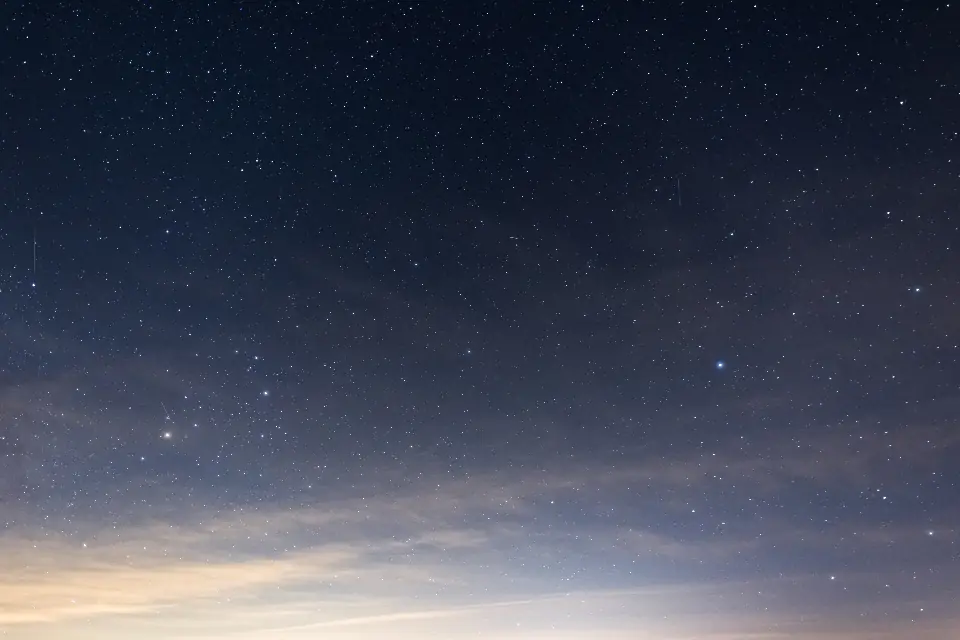 Le ciel étoilé du générique de Magical Mystery Tour — le motif dont ce site tire ses couleurs et son fond.
