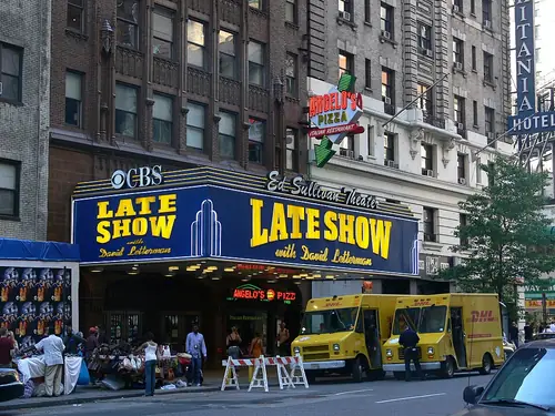 Le Ed Sullivan Theater à New York. C’est de ce plateau, le 9 février 1964, qu’est partie l’image des quatre garçons charmants — celle qui a longtemps rendu tout le reste invisible.