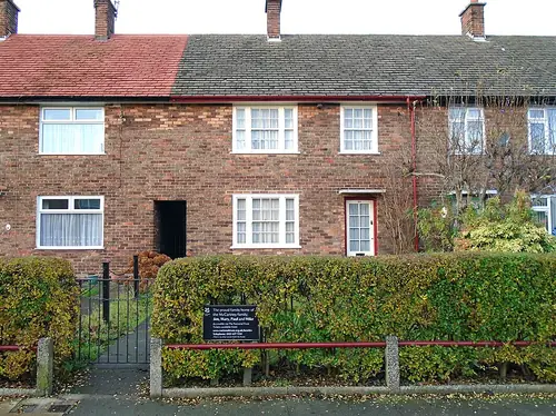 20 Forthlin Road. Paul McCartney y a vécu adolescent ; c’est dans le salon que Lennon et lui ont écrit leurs premières chansons, en séchant les cours.