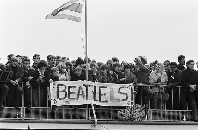 Le comité d’accueil, aéroport de Schiphol, 5 juin 1964.