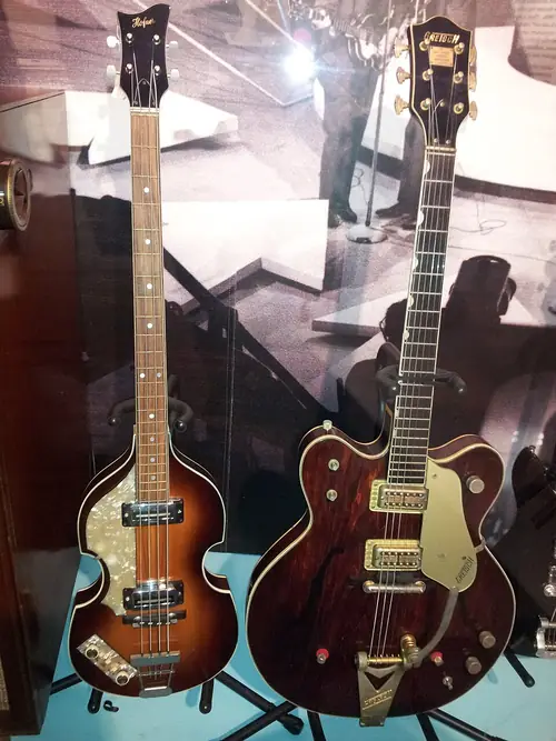 Basse Höfner 500/1 et Gretsch Country Gentleman : les instruments de Paul et George.