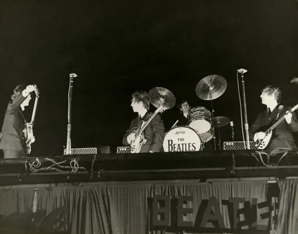 Au Gator Bowl de Jacksonville, 11 septembre 1964. Le groupe avait exigé par contrat que le public ne soit pas séparé selon la couleur de peau.