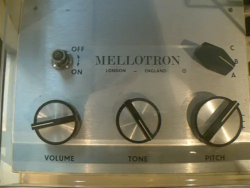 Le panneau d’un Mellotron : chaque registre appelle une banque de bandes différente.
