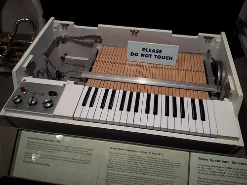 Un Mellotron : chaque touche déclenche la lecture d’une bande magnétique de huit secondes. C’est l’ancêtre direct de l’échantillonneur.