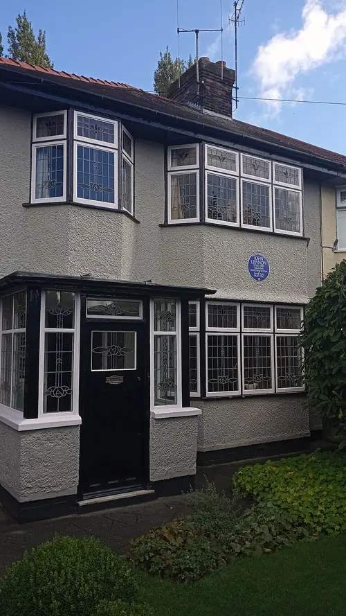 Mendips, 251 Menlove Avenue. John Lennon y a été élevé par sa tante Mimi Smith, dans la petite chambre au-dessus du porche.