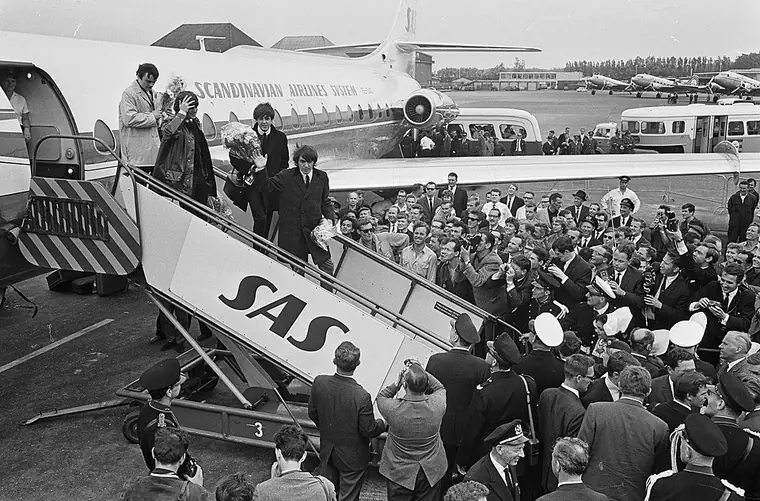 Sur la passerelle de l’avion, Schiphol, 5 juin 1964. À la batterie ce jour-là : Jimmy Nicol, qui remplaçait Ringo Starr.