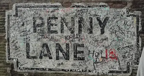 Le nom peint à même le mur : les plaques de Penny Lane ont été volées si souvent que la ville a renoncé à les remplacer.
