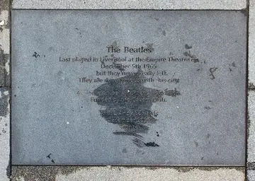 La plaque au pied de la statue du Pier Head, offerte par le Cavern Club en 2015.