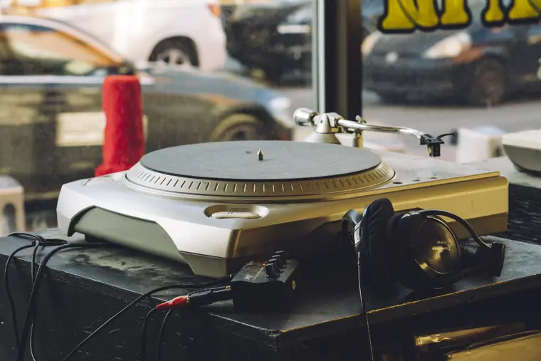 Une platine vinyle ancienne.