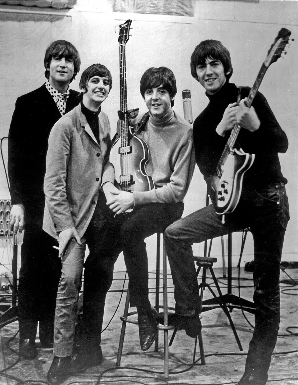 Les quatre membres des Beatles posant pour un portrait de studio, 1965.