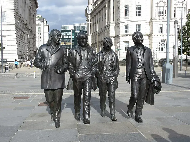 Les quatre marchent vers la Mersey, dos au fleuve par lequel arrivaient les disques américains. La statue pèse près de deux tonnes.