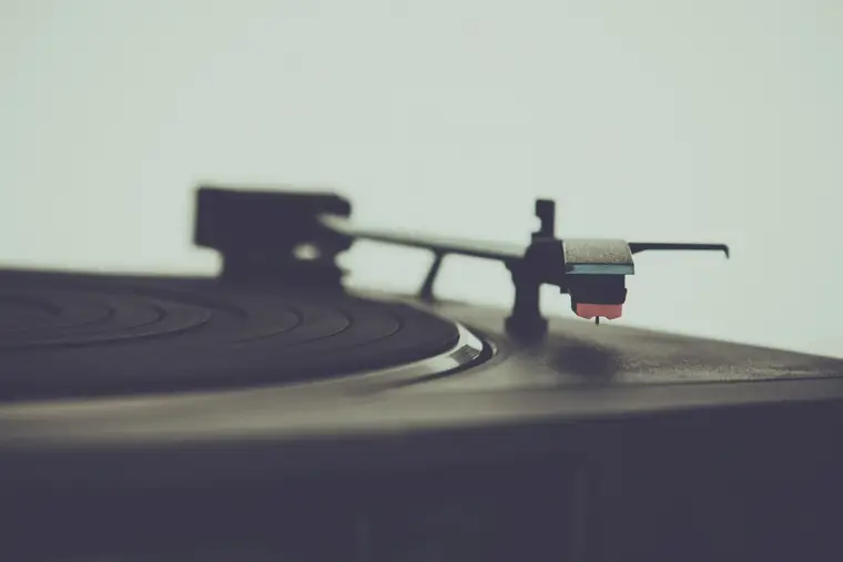 Le tourne-disque de salon : l’appareil pour lequel ces mixages ont été conçus.