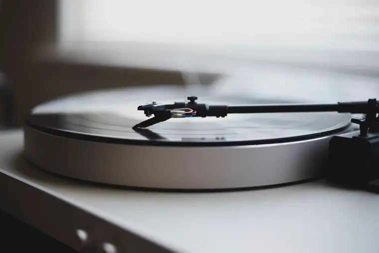 Gros plan sur le sillon d’un disque vinyle.