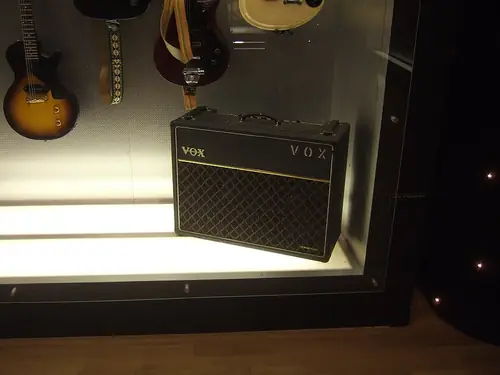 Amplificateur Vox AC30 — le son de scène du groupe, jusqu’à ce que les stades le rendent inaudible.